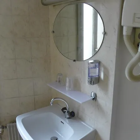 ホテル Bristol Republique パリ